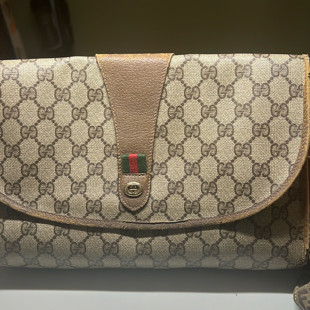 💯 Authentic Gucci Vintage GG Clutch